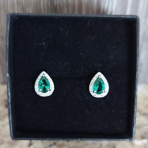 0.68 Carat Emerald Sterling Silver Pear Cut Stud Earrings - Picture 4 of 12